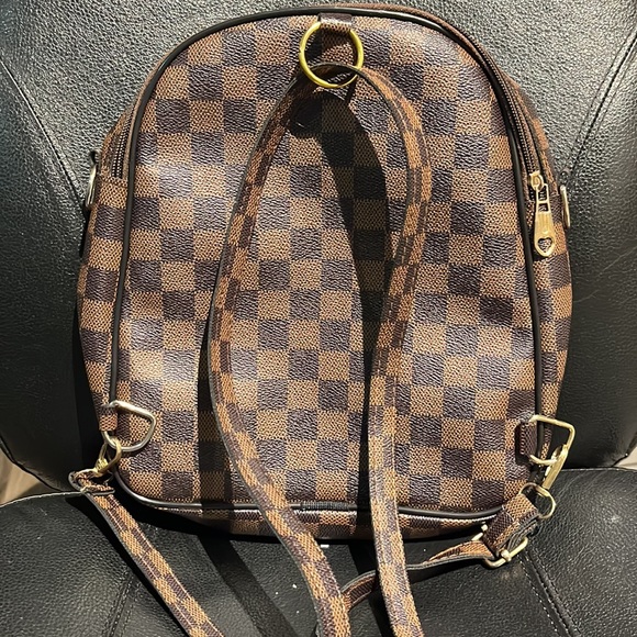 This is a two in one bag. Which could be used as a bag pack and sling. - Picture 2 of 3